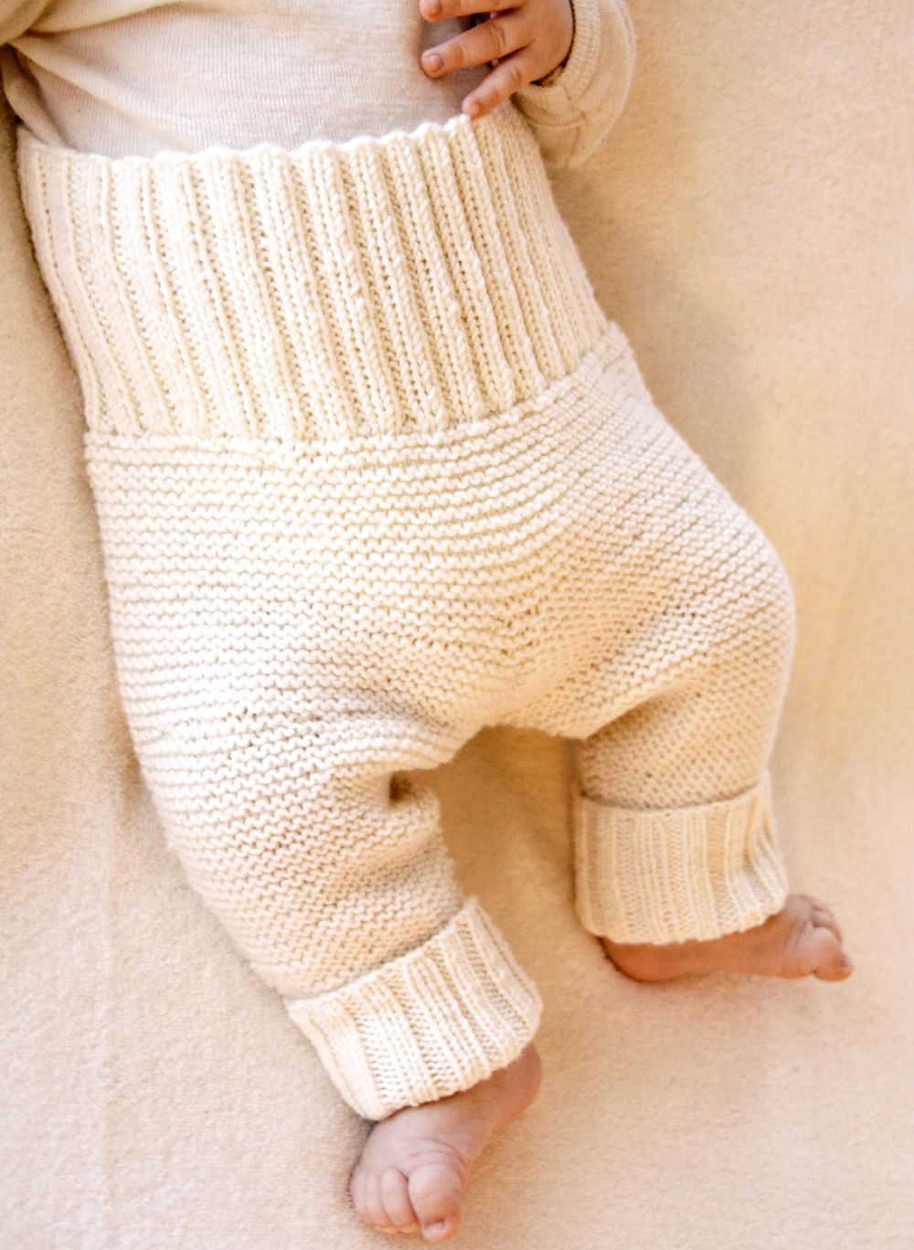 Вяжем штанишки для новорожденных спицами